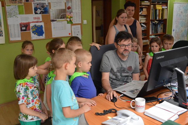 Sześciolatki z grupy Biedronek z przedszkola Lingualand w Zielonej Górze podczas wizyty w redakcji GL.