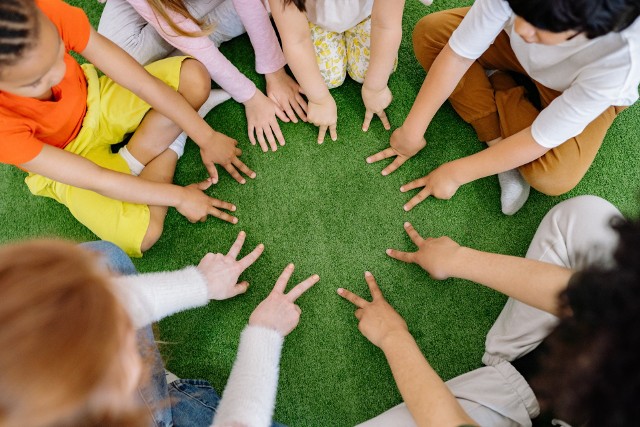 Wakacje mijają, ale atrakcje i zajęcia letnie dla dzieci w Poznaniu niekoniecznie. Prezentujemy wybrane propozycje warsztatów i zajęć edukacyjno-rozrywkowych, na które możesz zapisać albo zabrać dziecko w sierpniu.Sprawdź w galerii wybrane warsztaty i zajęcia rozrywkowo-edukacyjne, które czekają na dzieci w sierpniu w Poznaniu --->>>Dzień dziecka na wesoło w szkołach w Poznaniu