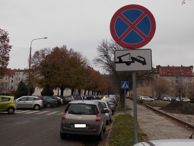 Dziś przy ul. Jagiellończyka każdy parkuje jak chce, bo miejsc jest wiecznie za mało.