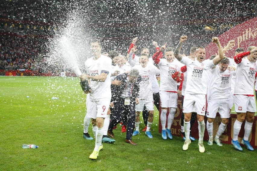 Tradycją stało się już, że polscy piłkarze świętują na...