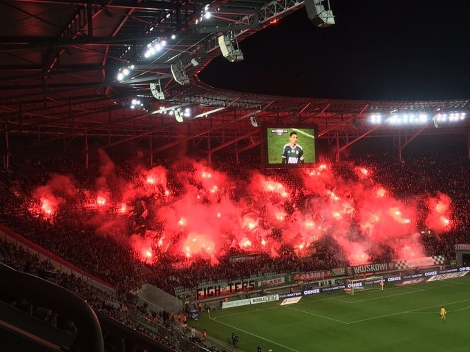 Race i fajerwerki. Kibice przerwali mecz Śląsk - Legia na 10 minut [ZDJĘCIA, WIDEO]