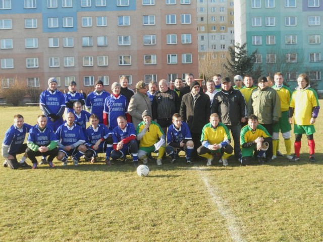 Piłkarze obydwu drużyn w towarzystwie prezydenta Tadeusza Ferenca.