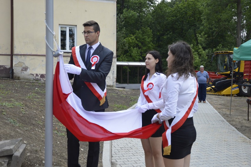 Boisko wielofunkcyjne w Chrobrzu oficjalnie otwarte. Biało - czerwoną wstęgę przeciął wiceminister rolnictwa Rafał Romanowski [ZDJĘCIA]