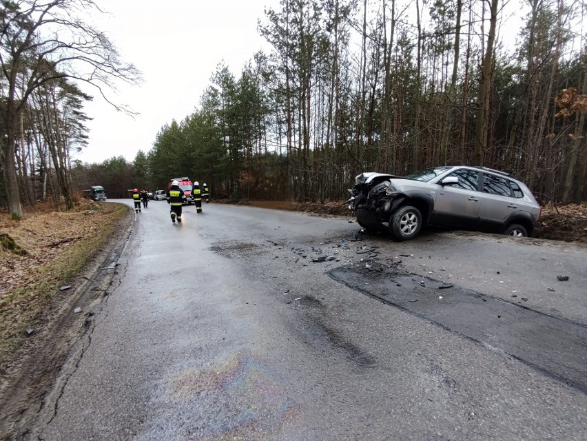 Zderzenie trzech samochodów w Głogowie Małopolskim. Strażacy w akcji [ZDJĘCIA]