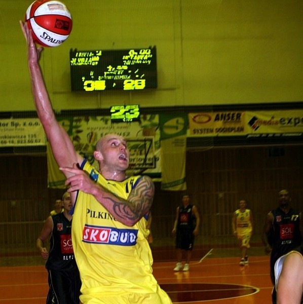 Koszykarze Siarki Tarnobrzeg (z piłką Daniel Wall) dzielnie stawiali czoło faworytowi z Inowrocławia, ale wygrać nie zdołali