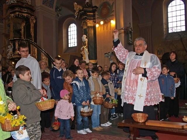 W kościele św. Jana ewangelisty i Apostoła pokarmy świąteczne święcił ksiądz kanonik Jan Staworzyński.