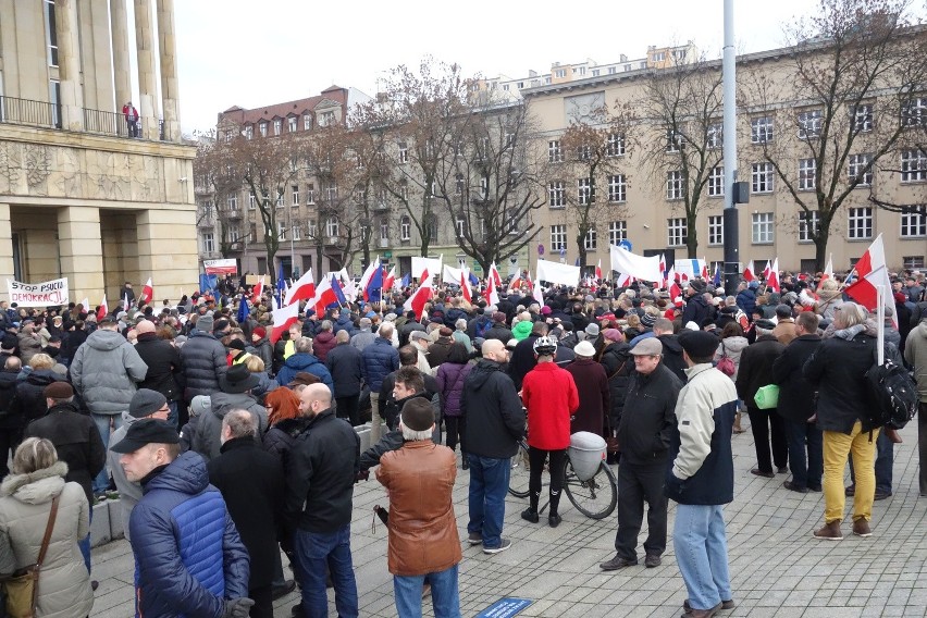 Manifestacje zwolenników i przeciwników KOD w Łodzi [ZDJĘCIA, FILM]