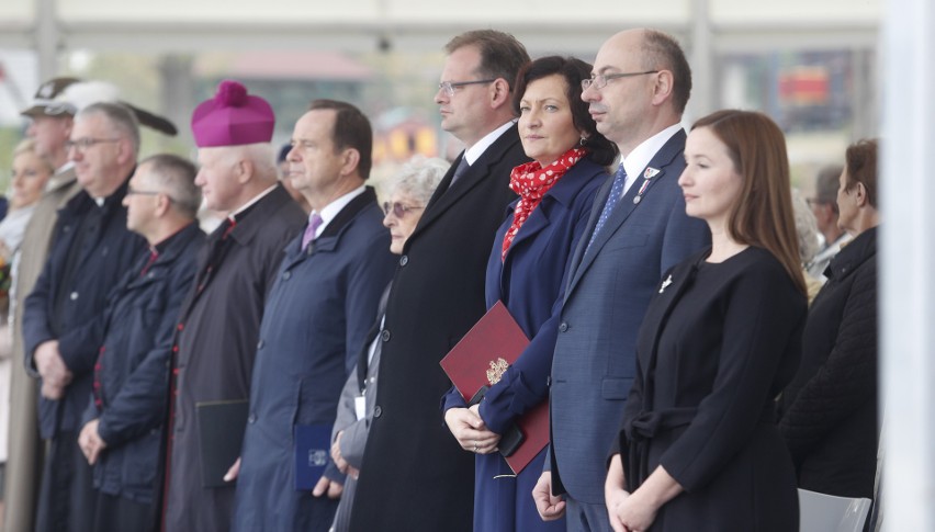 W Sadzie Pamięci w Markowej, na szklanych podświetlanych...