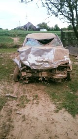 Wypadek w Lipiu. Opel wypadł z drogi, przejechał ok. 100 metrów i uderzył w budynek. Dwie osoby zostały ranne ZDJĘCIA