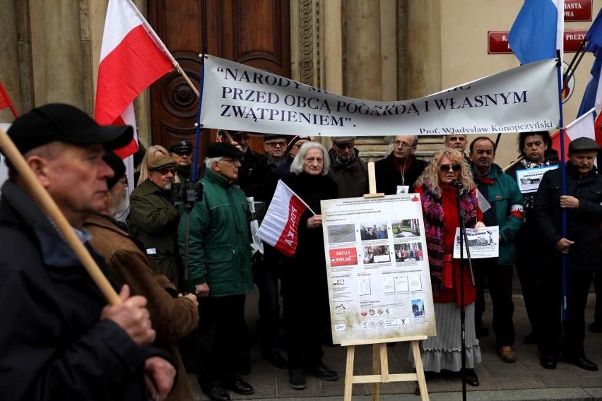 Kraków. Mocny protest środowisk kombatanckich ws. pomnika AK. Chcieli dostać się na salę obrad rady miasta. "Precz z komuną!" [ZDJĘCIA]