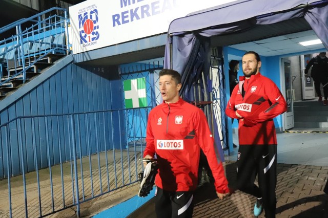 Robert Lewandowski i jego koledzy z kadry trenowali na stadionie Ruchu Chorzów  Zobacz kolejne zdjęcia. Przesuwaj zdjęcia w prawo - naciśnij strzałkę lub przycisk NASTĘPNE