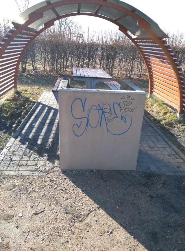 Nieznani sprawcy zdewastowali grill park na Promenadzie Czesława Niemena w CzęstochowieZobacz kolejne zdjęcia. Przesuwaj zdjęcia w prawo - naciśnij strzałkę lub przycisk NASTĘPNE