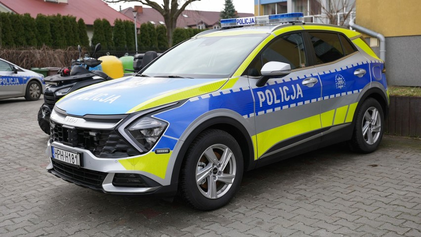 Dwa nowe pojazdy otrzymała Komenda Powiatowa Policji w Kozienicach. To radiowóz i quad. Zobacz zdjęcia