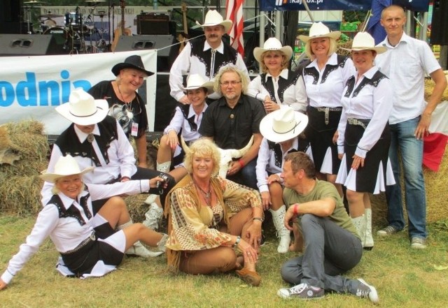 Grupa taneczna Dancing Riders i Cezary Makiewicz (w środku), który w sobotę bawił publiczność występami muzycznymi wraz ze swoim zespołem.