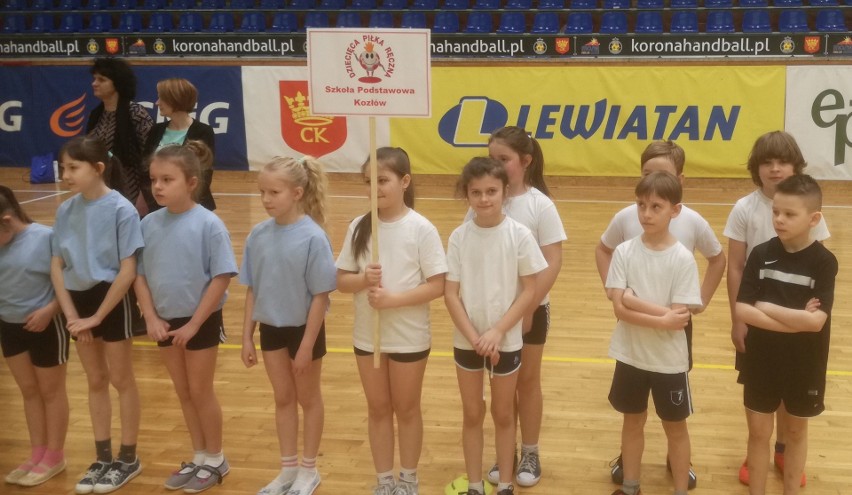 Szkoła Podstawowa z Kozłowa czwarta na turnieju piłki ręcznej w Kielcach [ZDJĘCIA]