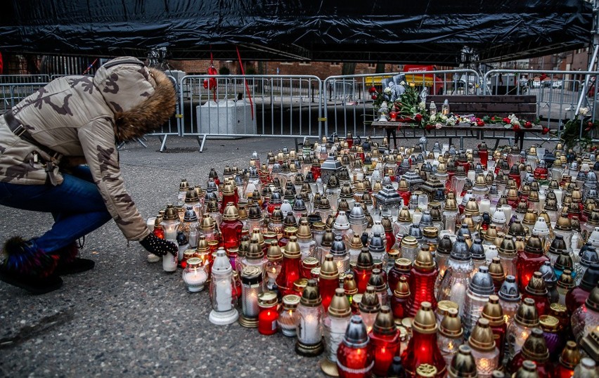 Żałoba na ulicach Gdańska. Modlitwy, kwiaty i znicze w różnych częściach miasta. Mieszkańcy oddają hołd Pawłowi Adamowiczowi [zdjęcia]