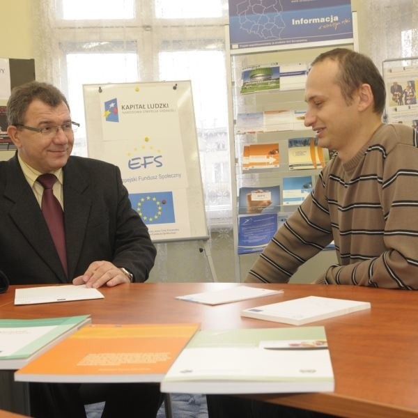 Krzysztof Baran (z lewej), konsultant PARPwyjaśnia Markowi Popielcowi, w jaki sposób jego firma może sięgnąć po dotacje unijne.