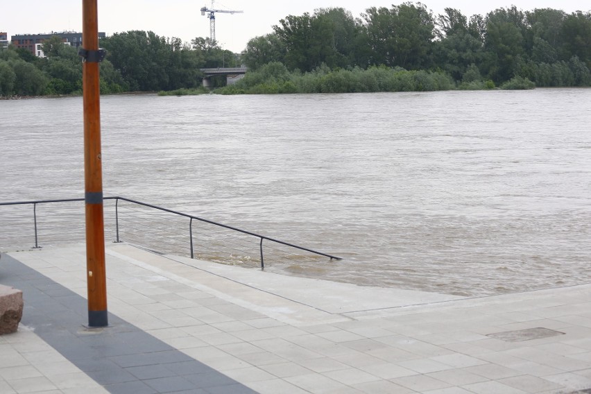 Warszawa: Fala wezbraniowa na Wiśle 28.05, w kulminacyjnym momencie poziom wody może osiągnąć 6 m ZDJĘCIA Bulwary zamknięte, plaża pod wodą