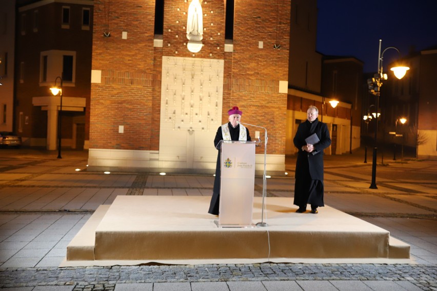 Kraków. Rozświetlona Wieża Fatimska przy papieskim sanktuarium na Białych Morzach - w rocznicę kanonizacji św. Jana Pawła II [ZDJĘCIA]