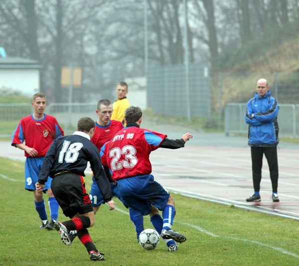 W ostatnim meczu sparingowym przed rundą wiosenną, pilkarze...