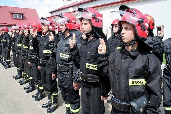 33 nowych kursantów ośrodka szkolenia Państwowej Straży Pożarnej w Nisku złożyło ślubowanie w ubiegłym tygodniu.