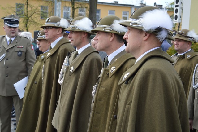 Uroczysty apel na placu defilad w niżańskim garnizonie, z ceremoniałem podniesienia flagi na maszt, wręczaniem odznaczeń i wyróżnień za zasługi dla obronności kraju.