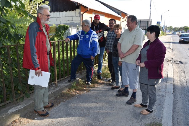 Mieszkańcy Tuchowskiej są za przebudową ulicy, ale nie za tak dużym podwyższaniem drogi. Gdyby uwzględnić zapisy projektu, to jezdnia znalazłaby się na wysokości barierek przepustu