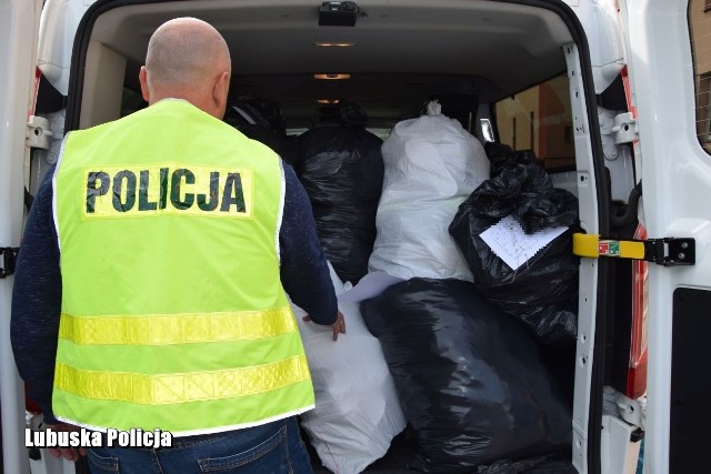 Policjanci z Żar oraz strażnicy graniczni z Tuplic, w wyniku wspólnych działaniach, zabezpieczyli prawie 300 sztuk odzieży, obuwia i torebek z zastrzeżonymi znakami towarowymi
