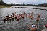 Pierwsza wiosenna kąpiel Radomskich Morsów na Borkach [ZDJĘCIA]