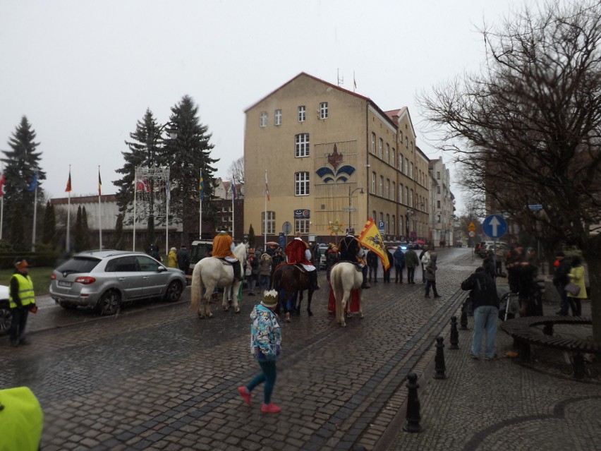 Pierwszy Orszak Trzech Króli w Kołobrzegu. Wyruszył po mszy odprawionej w bazylice [ZDJĘCIA] 