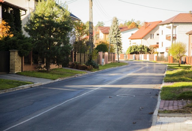 Na ulicy Jarzębinowej w Przysusze położona została nakładka asfaltowa, wyrównano istniejącą nawierzchnię.