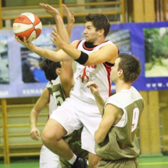 Zawodnik Biura Podróży AS Łukasz Zimnicki (z piłką), sprawiał sporo kłopotów Fenixowi Kołbaskowo. W całym spotkaniu rzucił 12 punktów.