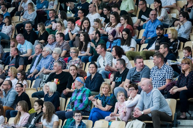 Ostatni mecz w tym sezonie pierwszoligowej Enea Astorii Bydgoszcz, wygrany ze Śląskiem Wrocław 73:71, był wyjątkowy. Kibice mogli oglądać nie tylko zacięte widowisko, ale również spotkać wielu byłych koszykarzy bydgoskiego klubu. Zobacz zdjęcia z meczu, kibiców, byłych i obecnych koszykarzy oraz piękne cheerleaderki!