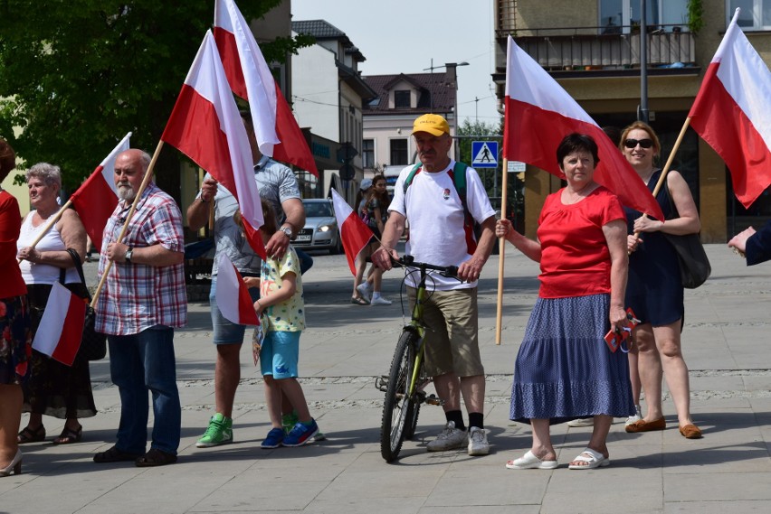 Gorlice. Posłanka Barbara Bartuś i działacze PiS rozdawali flagi na gorlickim Rynku