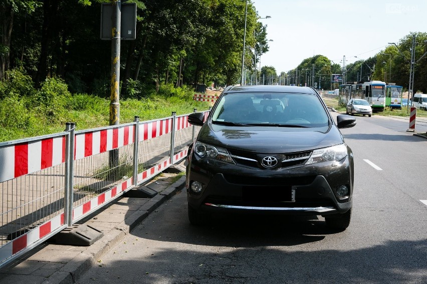 (Nie)legalne parkowanie przy Arkonce. Barierki nie pomogły [ZDJĘCIA, WIDEO]