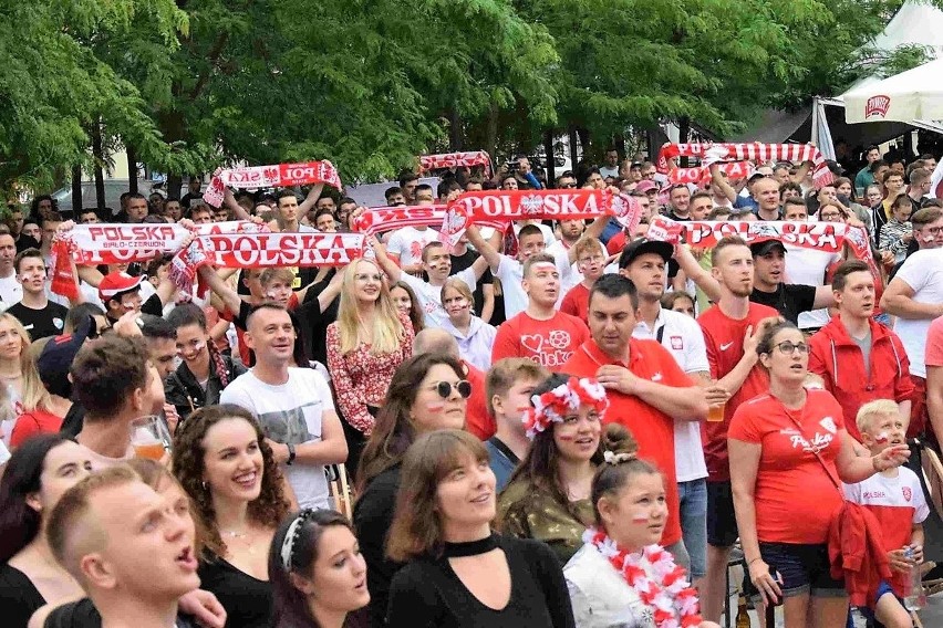 Strefa kibica na Małym Rynku podczas meczu Polska - Szwecja.