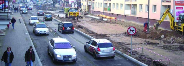 Z powodu remontu kierowcy nie mogą skręcać w ulicę Kościuszki. Kiedy zakończą się prace, korki na tym skrzyżowaniu będą znacznie krótsze.