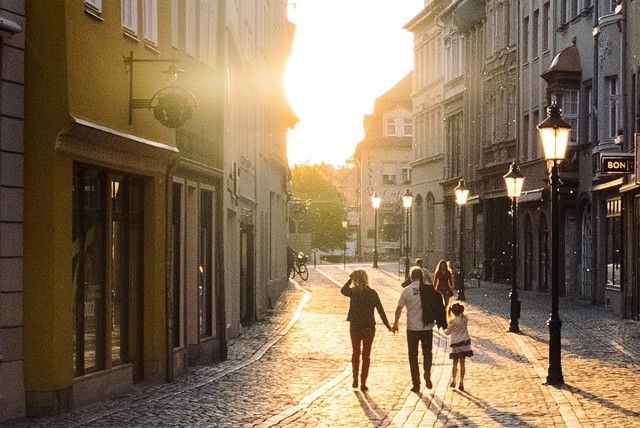 Polskie społeczeństwo starzeje się, a ostatnie lata przyniosły ujemny przyrost naturalny. Wpływa to na zjawisko depopulacji, w wielu miastach oraz gminach liczba ludności systematycznie maleje. Są jednak miejscowości, gdzie sytuacja jest odmienna, a mieszkańców przybywa. Wiązać to można z ich dobrą lokalizacją w pobliżu dużych miast, która jest atrakcyjna dla osób, które chcą zamieszkać na wsi. Pismo Samorządu Terytorialnego „Wspólnota” przygotowało opracowanie dotyczące zmian demograficznych w latach 2004-2020. Sprawdź, które lubuskie miasta i gminy najszybciej się wyludniają, a w których przybyło najwięcej mieszkańców. Cały ranking możesz znaleźć na stronie: wspolnota.org.plCzytaj także: Ile osób mieszka w twoim mieście?Wideo: Dom pod miastem – na co zwrócić uwagę przed zakupem?Źródło: Dzień Dobry TVN/x-news