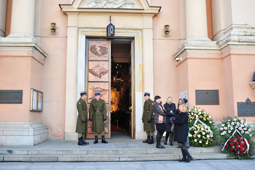 Pogrzeb Józefa Oleksego: Były premier odznaczony Krzyżem Wielkim Orderu Odrodzenia Polski [ZDJĘCIA]