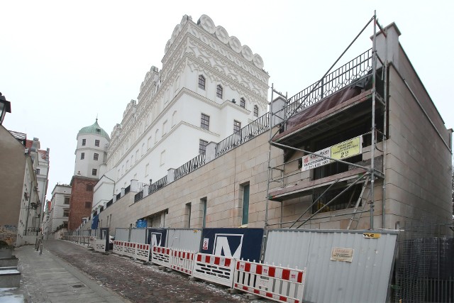 Modernizacja zamkowych tarasów (południowego, wschodniego i północnego) jest prowadzona równolegle do odbudowy zniszczonego w wyniku katastrofy budowlanej północnego skrzydła Zamku Książąt Pomorskich w Szczecinie.