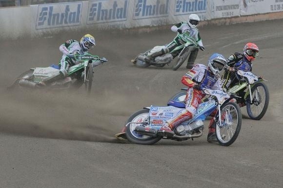 Fot. Anna KaczmarzII LIGA ŻUŻLOWA. Speedway Wanda Instal Kraków – ŻKS ROW Rybnik 47:43. Po bardzo emocjonującym spotkaniu (jadący na prowadzeniu Simon Stead przewrócił się na ostatnim łuku - pękł łańcuch w jego motocyklu). Speedway Wanda Instal Kraków pokonała innego z faworytów rozgrywek, drużynę z Rybnika.