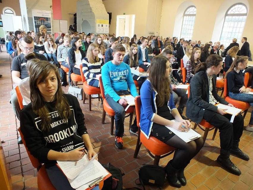Młodzi w Starachowicach debatowali w rocznicę stanu wojennego