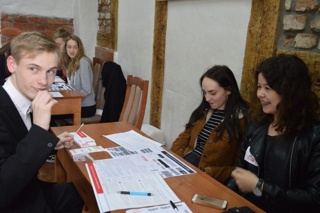 Miłosz Czapiewski z patyczkami, a rejestrację nadzorują Aleksandra Zynda i Nadia Sokołowska z Katolickiego LO.