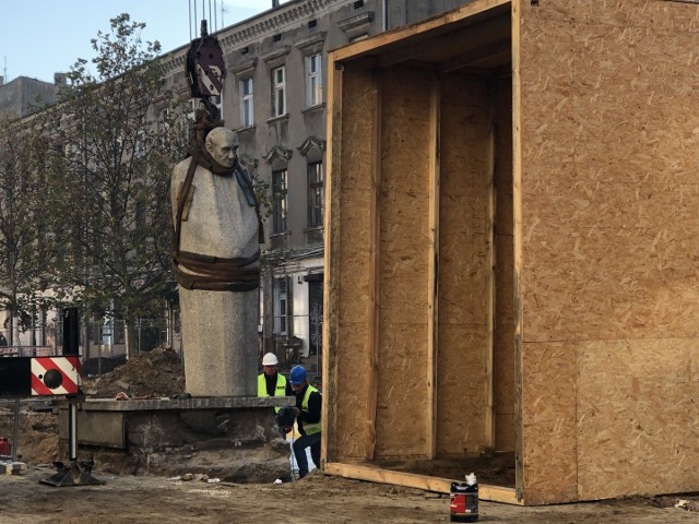 Z łódzkiego pasażu Schillera zniknął pomnik reżysera. Po remoncie będzie ustawiony w nieco innym miejscu.