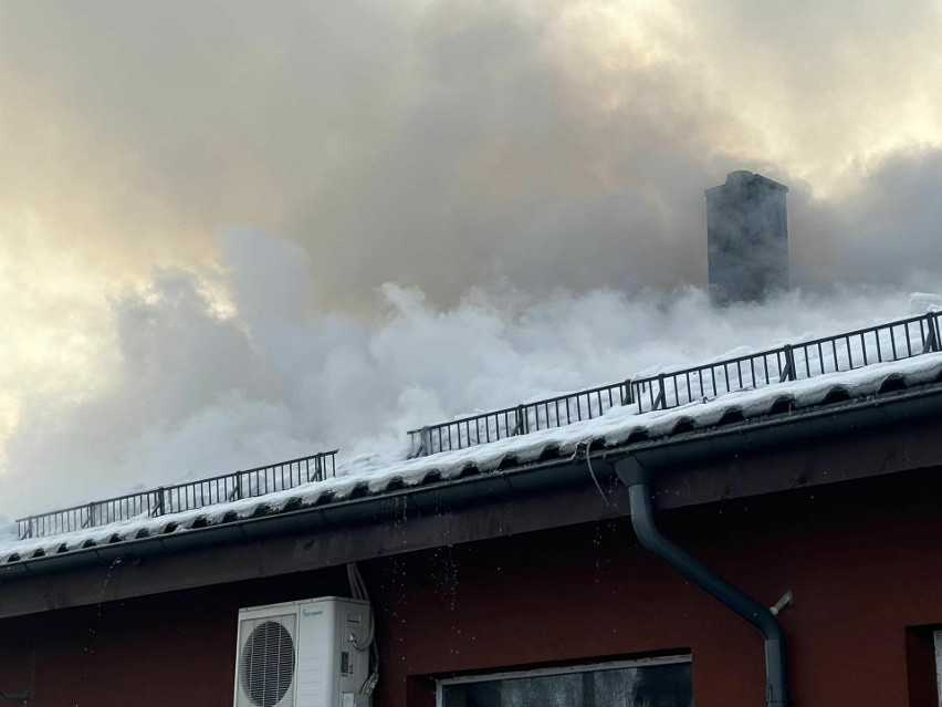 Pożar poddasza w budynku starej Biedronki w Starej Kiszewie. W akcji 12 zastępów straży pożarnej 