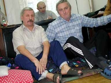 Henryk Jaroch, 37 lat pracy na kolei, (nz. z lewej) i Jan Szczepański, 27 lat pracy na kolei, są jedynymi związkowcami z Podkarpacia prowadzącymi protest głodowy.