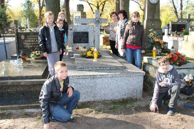 Uczniowie wraz z opiekunami przy grobie księdza Franciszka Nicałka.