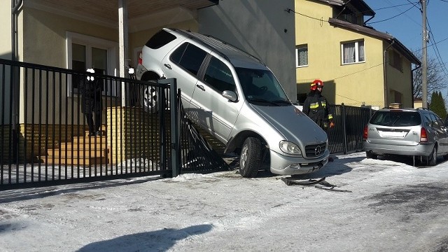 Okazało się, że starszy mężczyzna kierujący mercedesem pomylił pedały hamulca z gazem.