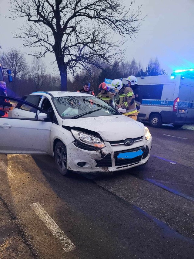 W Nowej Kiszewie - Chróstach pijany kierowca VW wyjechał z drogi gruntowej i uderzył w forda.