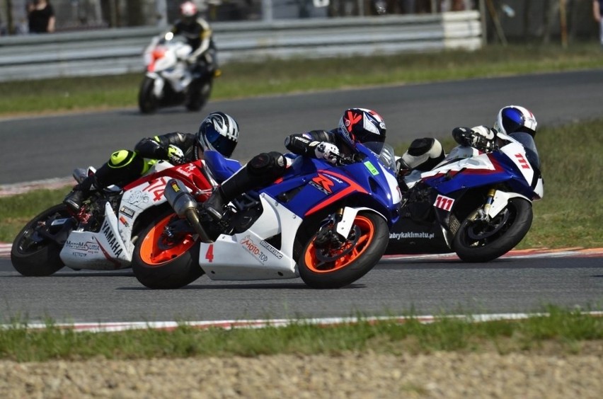 Ścigają się na motocyklach na Torze Poznań